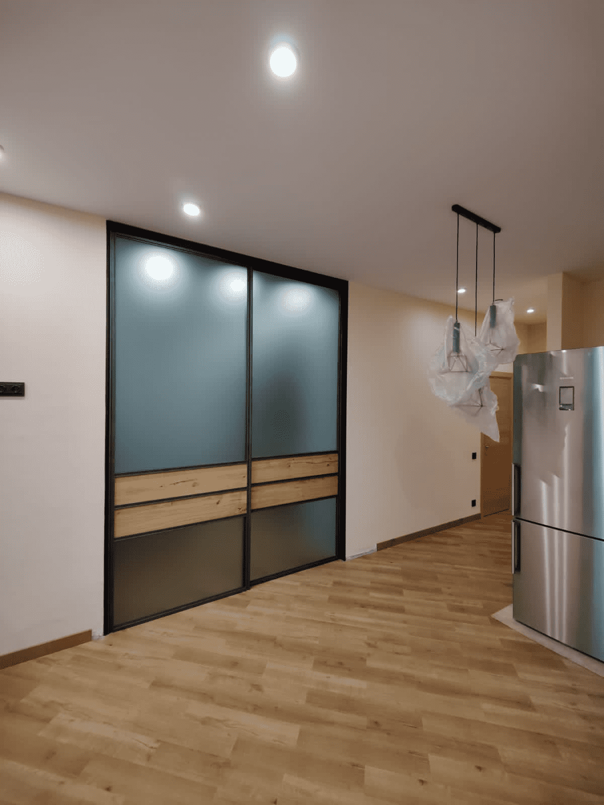 Раздвижные стеклянные перегородки для гардеробной комнаты