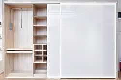 Шкаф с прозрачными фасадами для стильного хранения одежды и аксессуаров