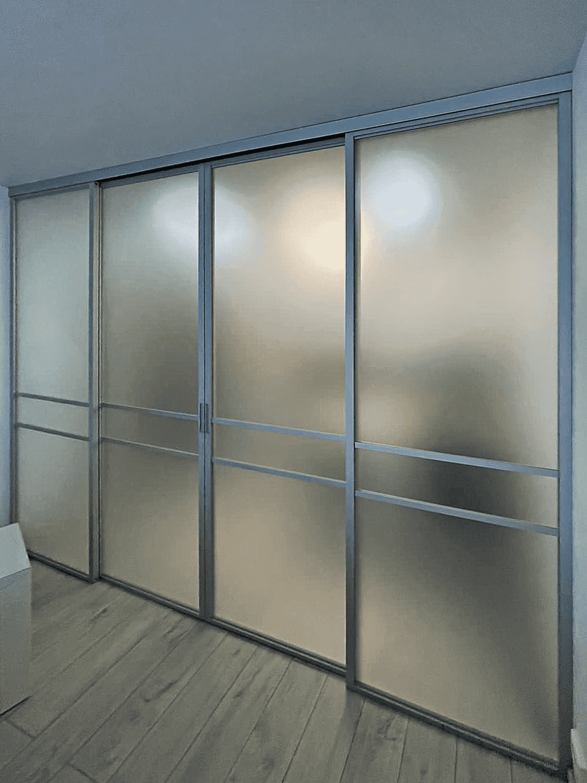 Перегородка в гардеробную с черным алюминиевым профилем