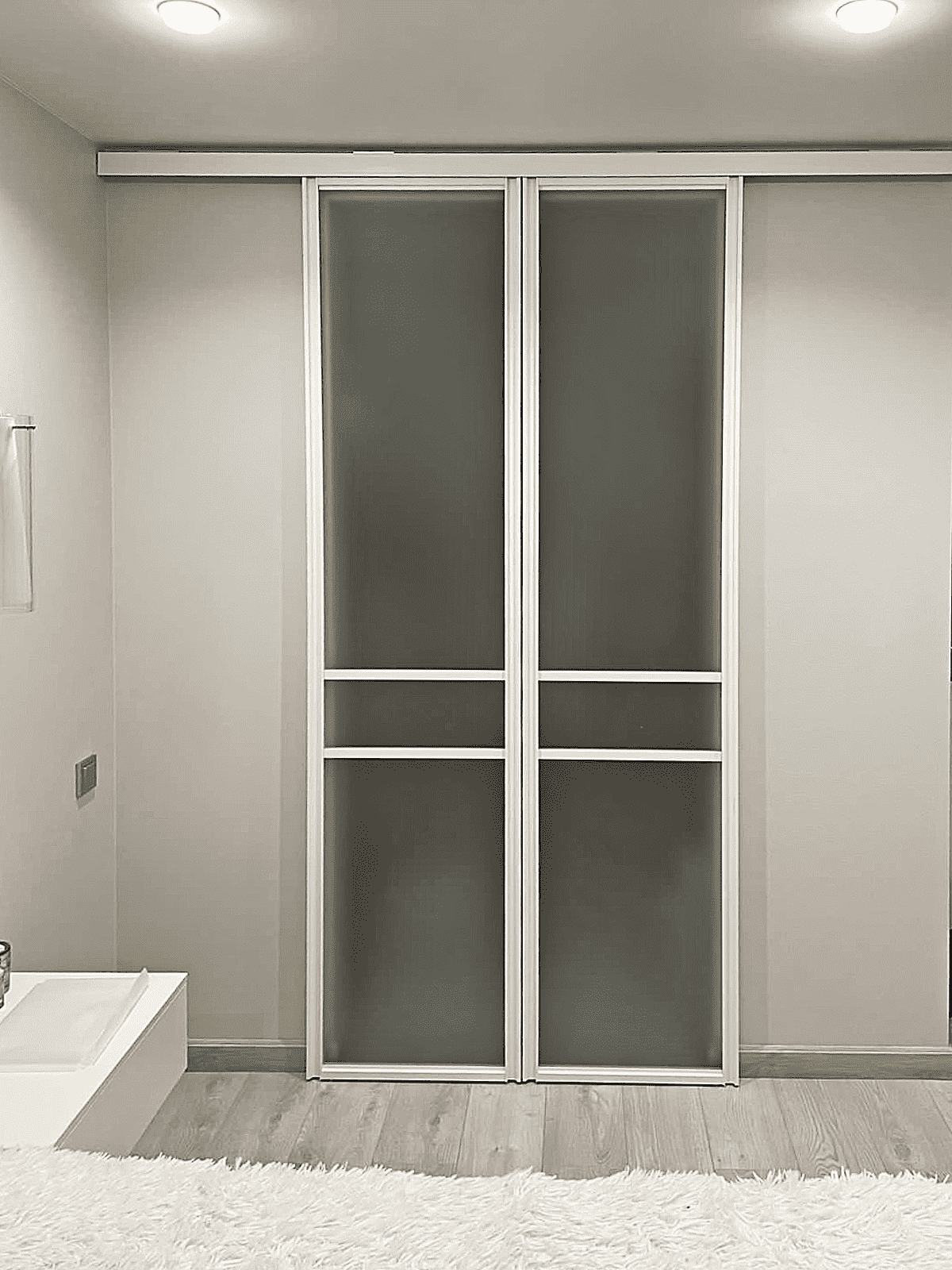 Раздвижные стеклянные двери в гардеробную комнату