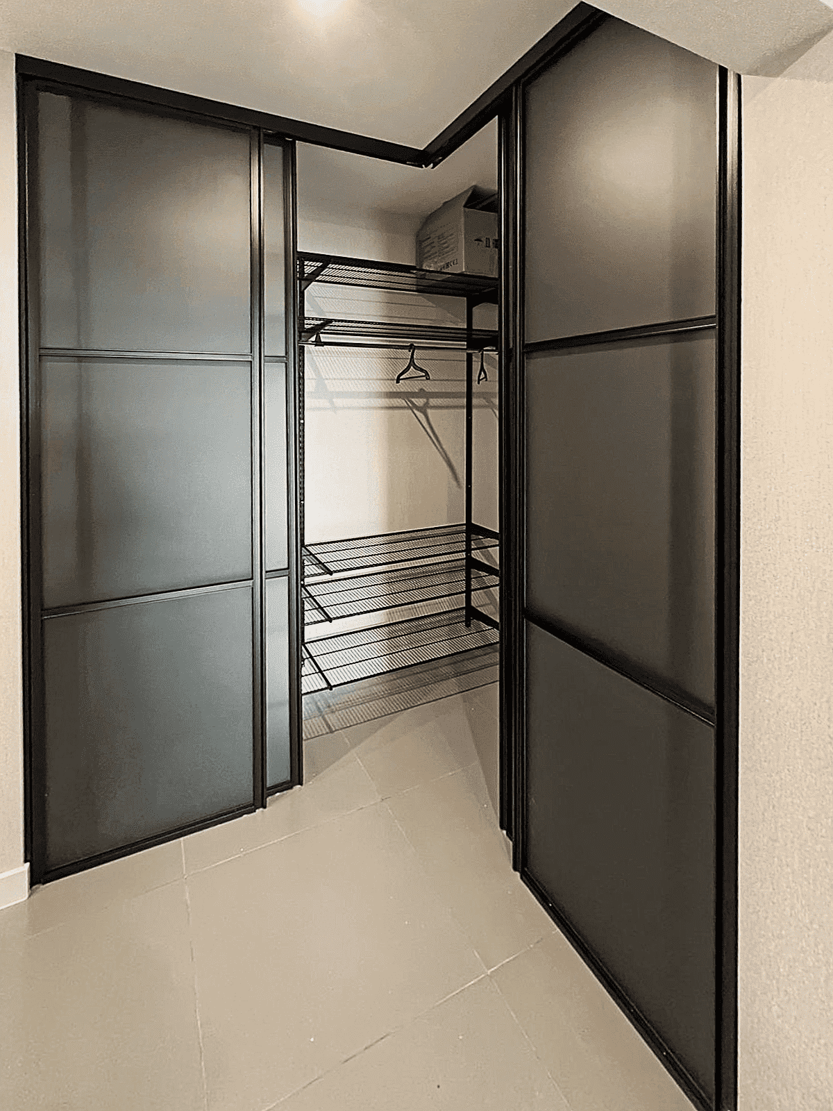 Двери-купе для гардеробной с тонированным стеклом