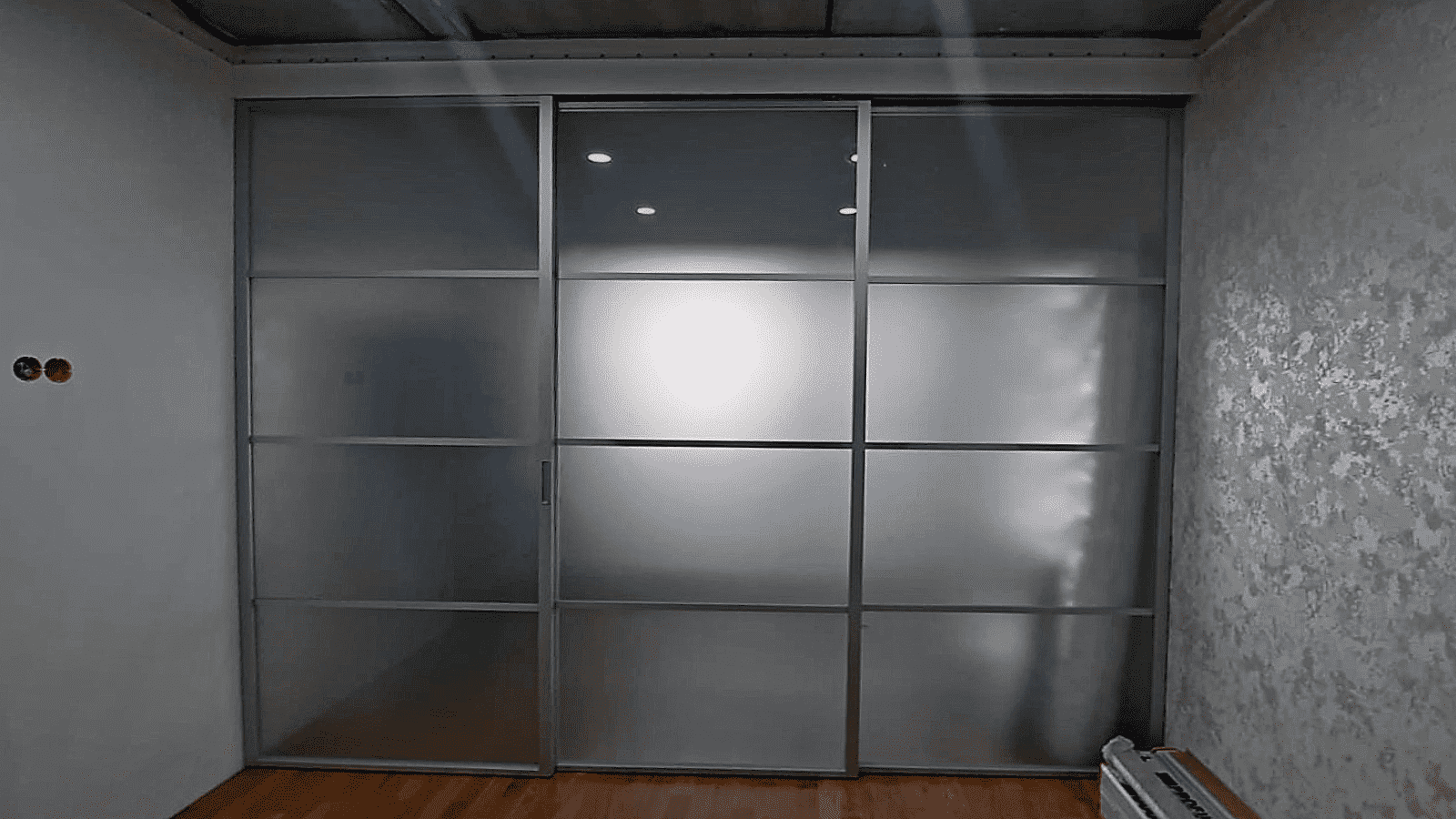 Гардеробная с раздвижными дверями купе из прозрачного стекла