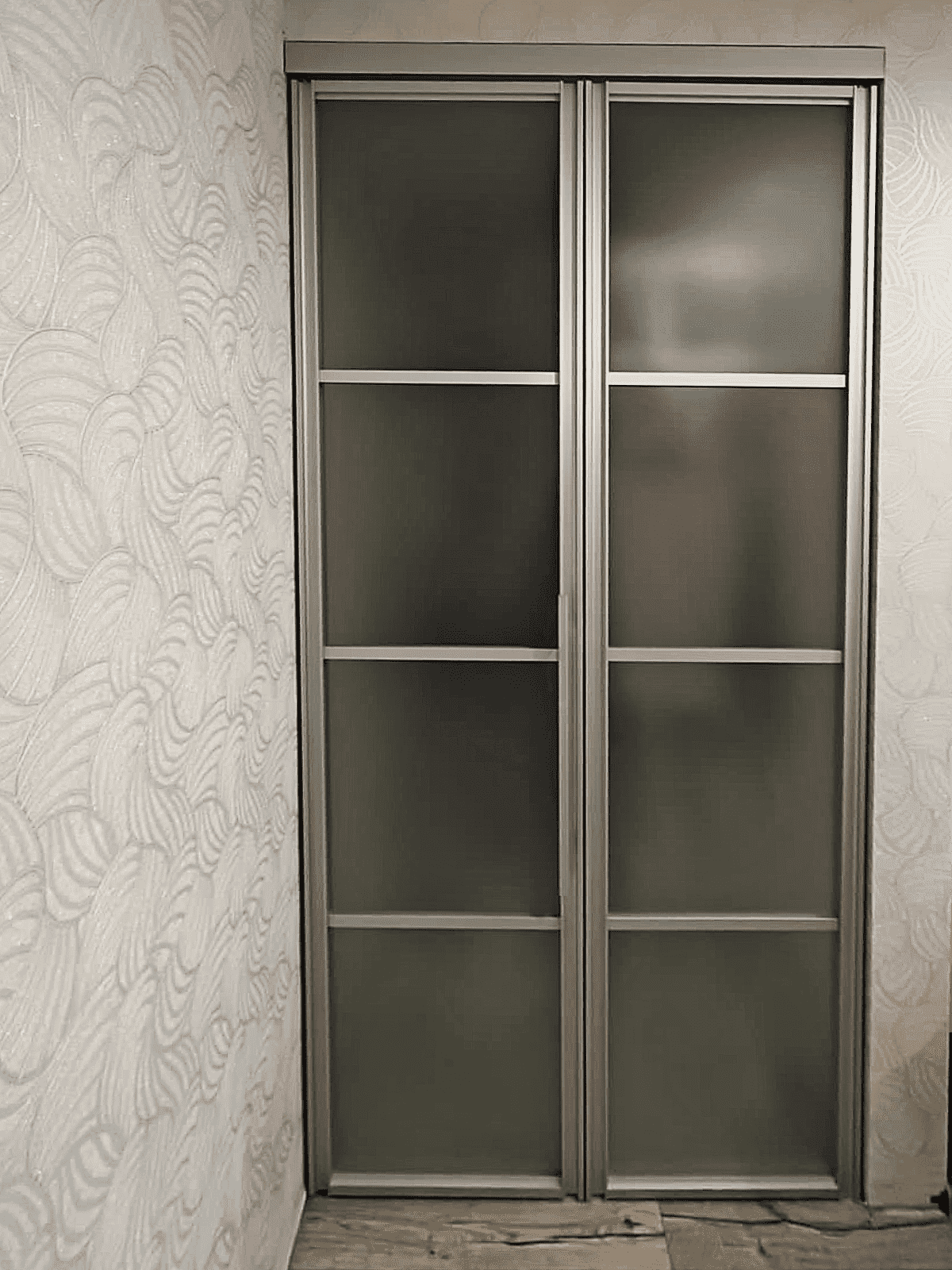 Раздвижные двери в гардеробную комнату со стеклянными фасадами