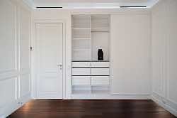 Широкий шкаф с RPS-системой для распашных дверей и LED-подсветкой