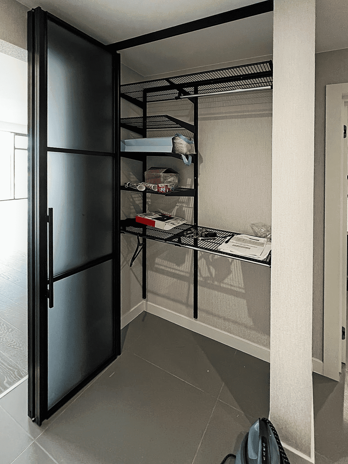 Зеркальные двери-купе для гардеробной комнаты