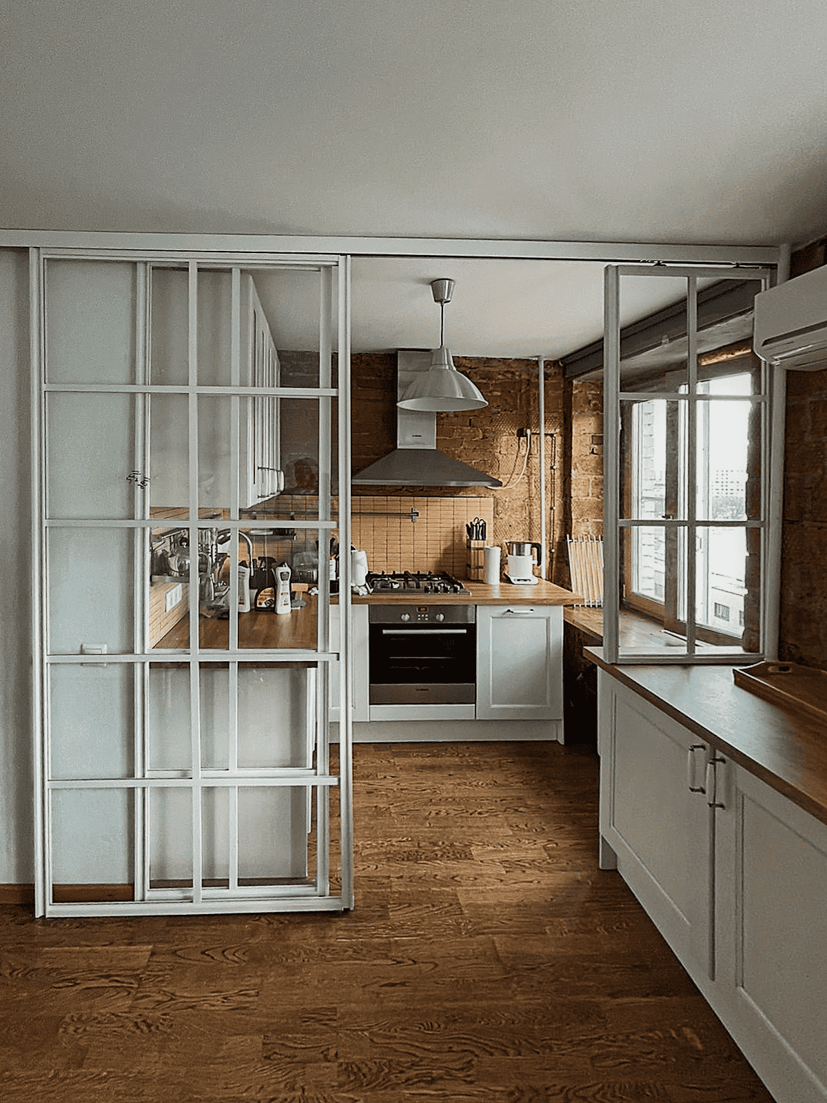 Раздвижные двери-купе для гардеробной из матового стекла