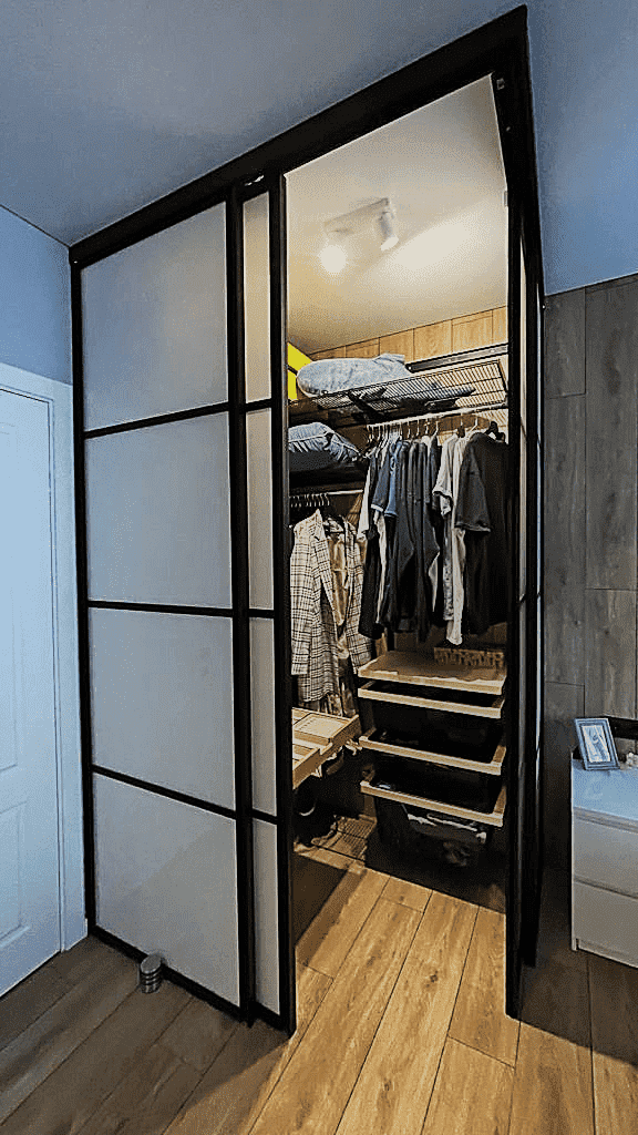 Раздвижные стеклянные двери в гардеробную комнату
