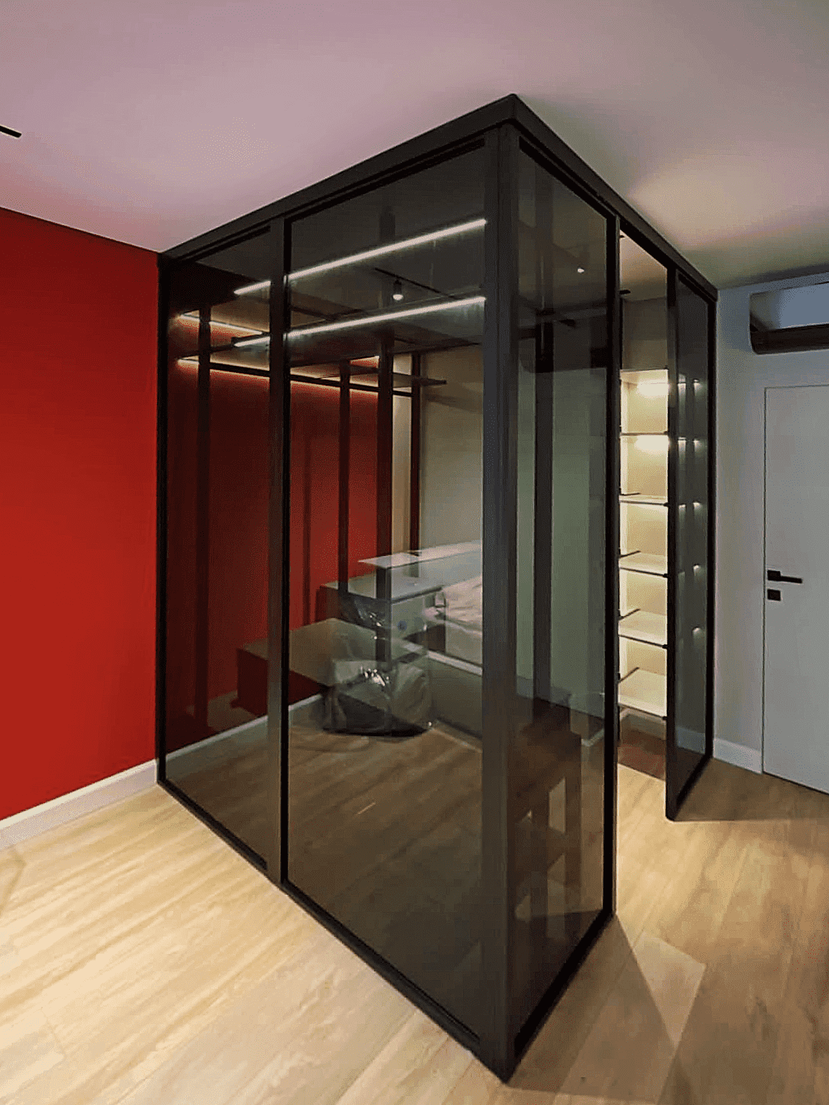 Двери-купе для гардеробной с черным алюминиевым профилем