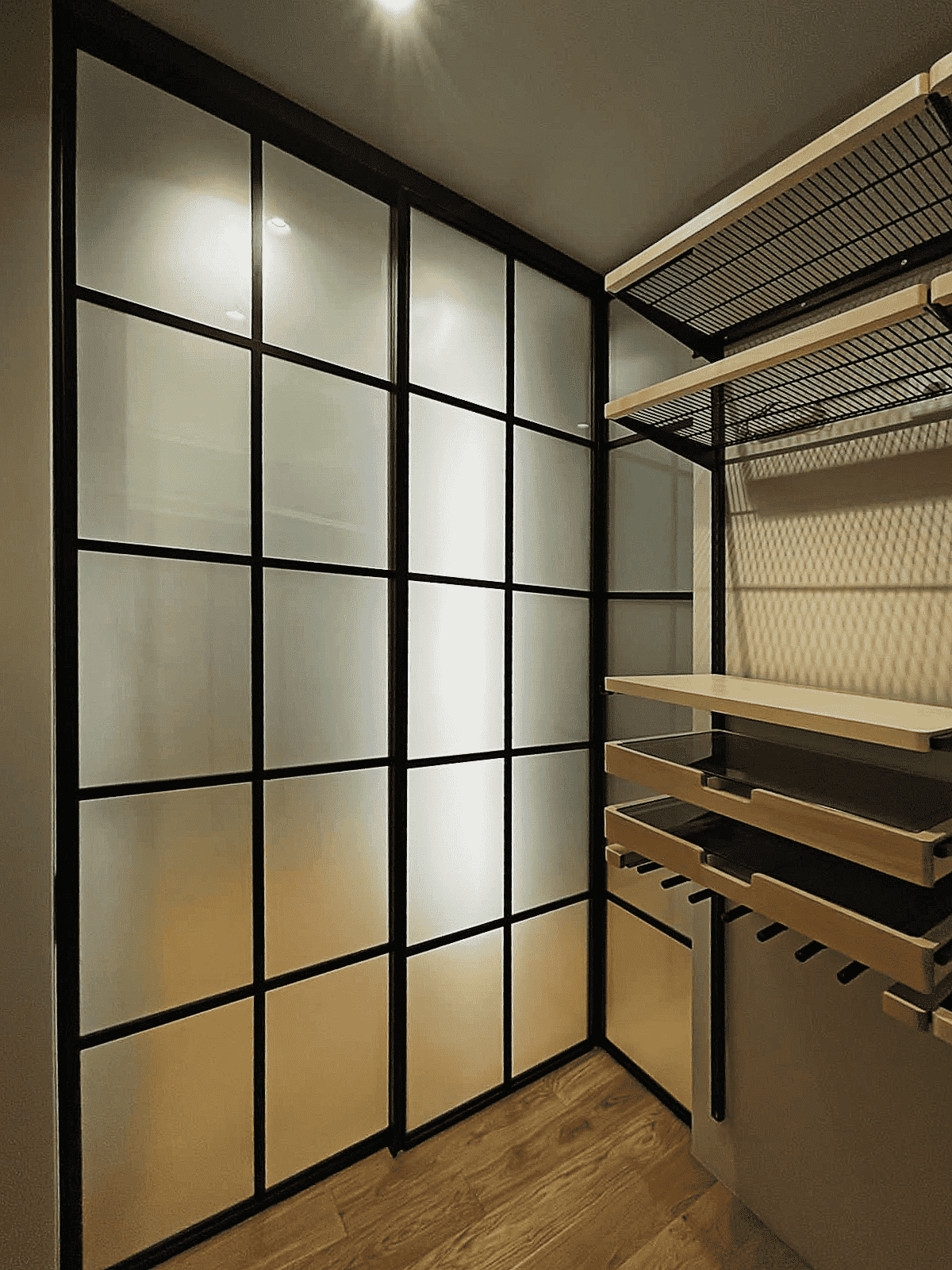 Стеклянные двери в гардеробную комнату на заказ