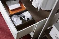 Перегородка для зонирования ТВ-зоны с черным профилем S1200 и стеклянными вставками