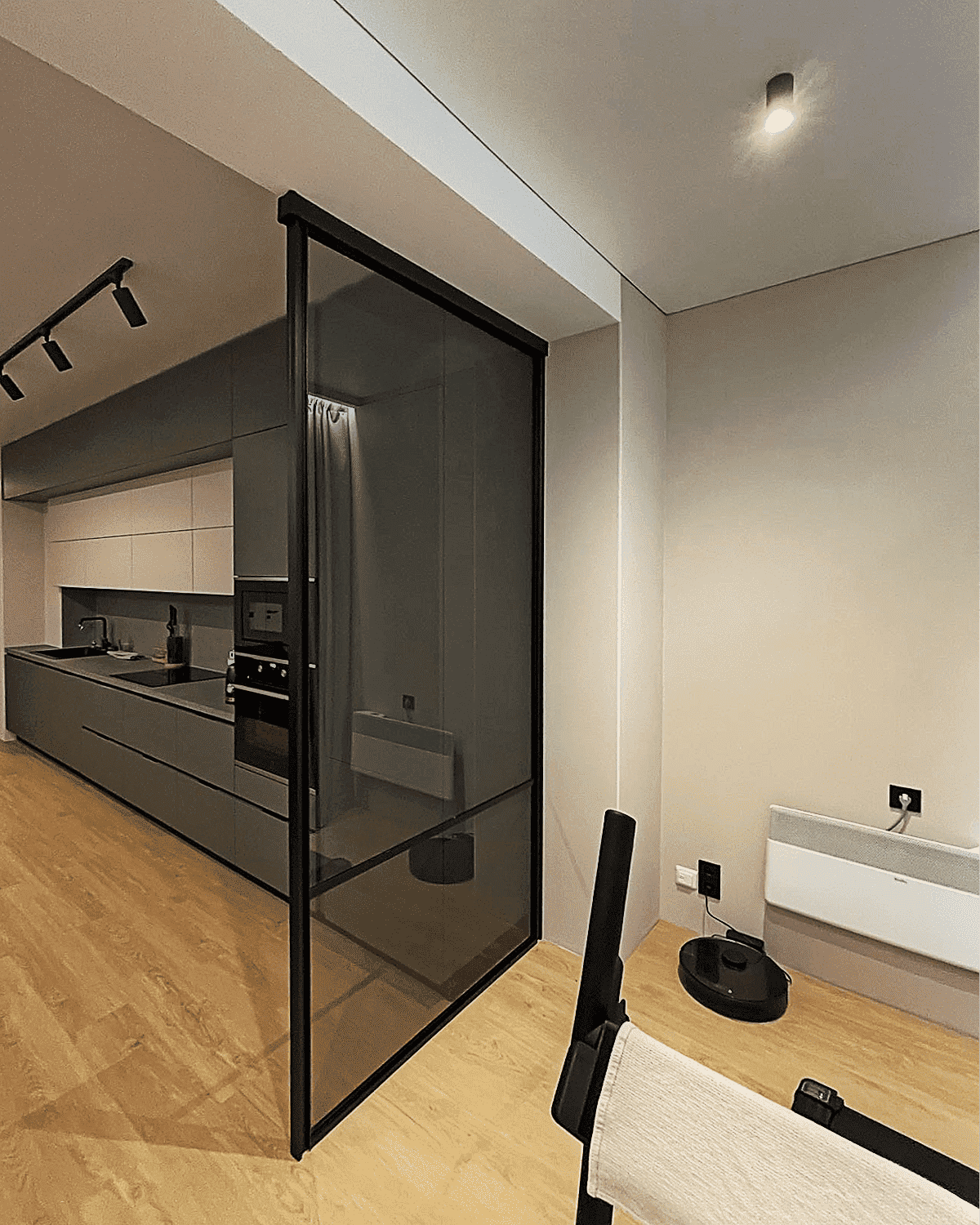 Раздвижные двери в гардеробную комнату со стеклянными фасадами