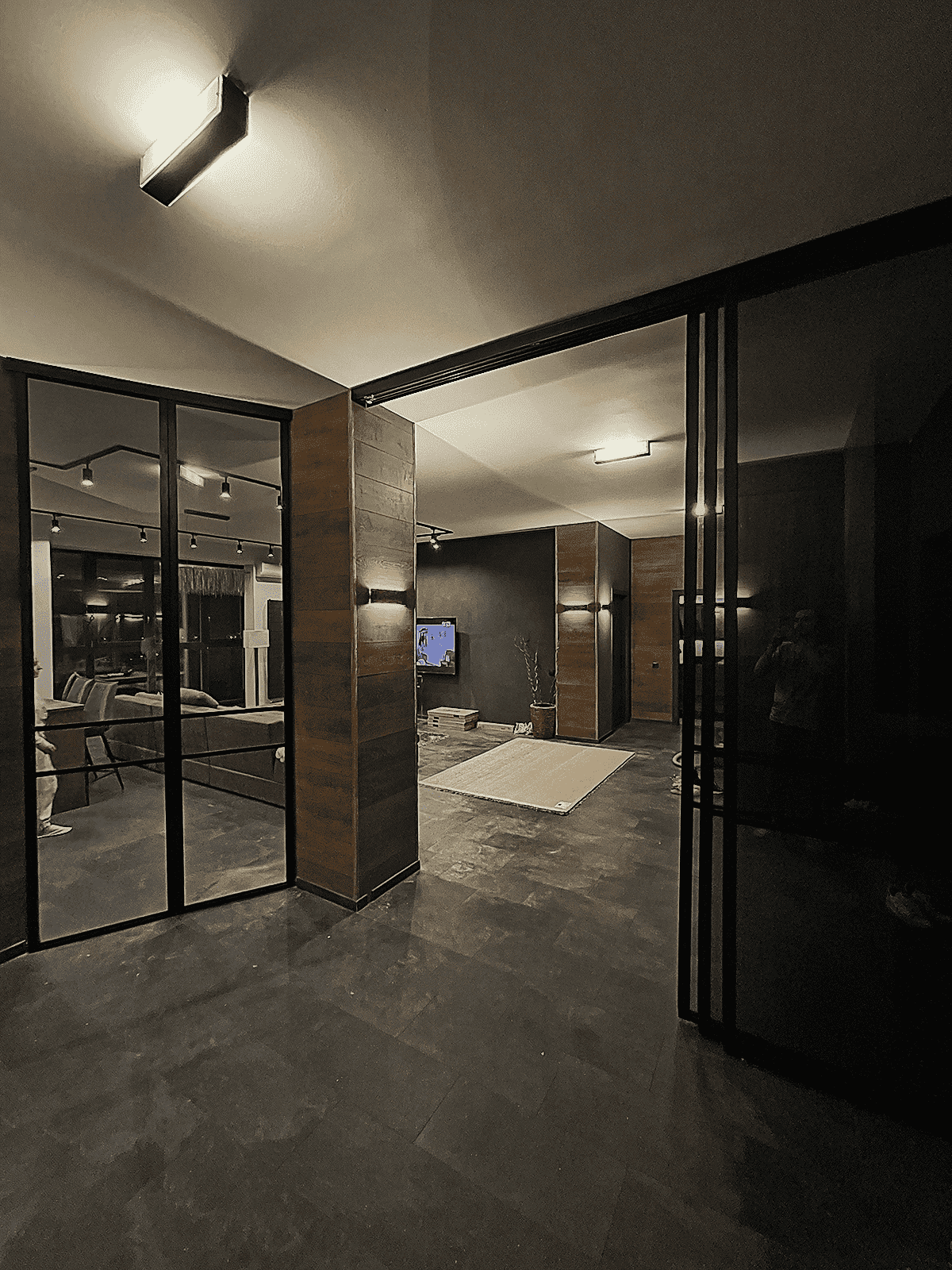 Раздвижные двери в гардеробную с зеркальными фасадами