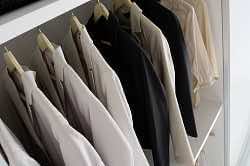 Раздвижные тонированные двери S1200 AIR для гардеробной с бронзовым профилем