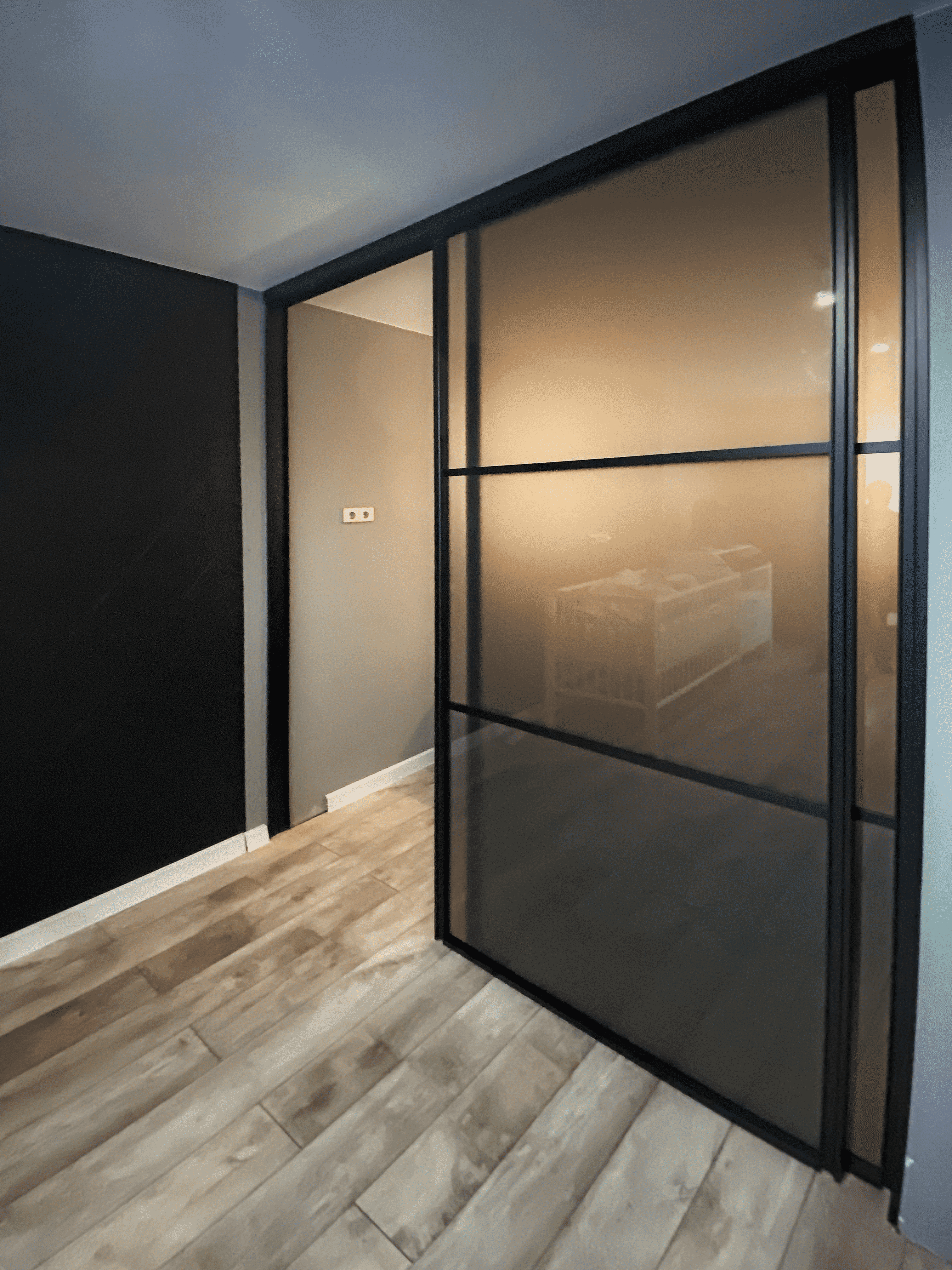 Перегородка в гардеробную с алюминиевым профилем