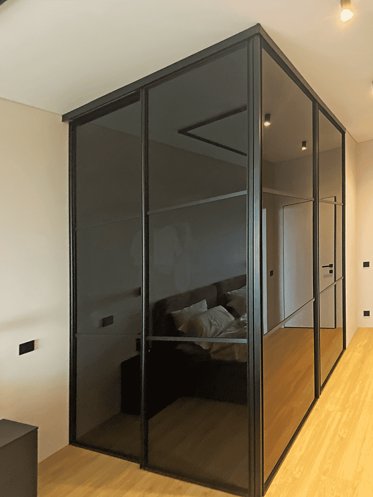 Стеклянные перегородки в гардеробную на заказ