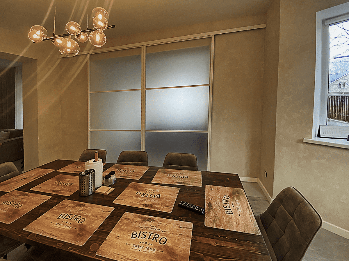 Двери-купе для гардеробной с черным профилем