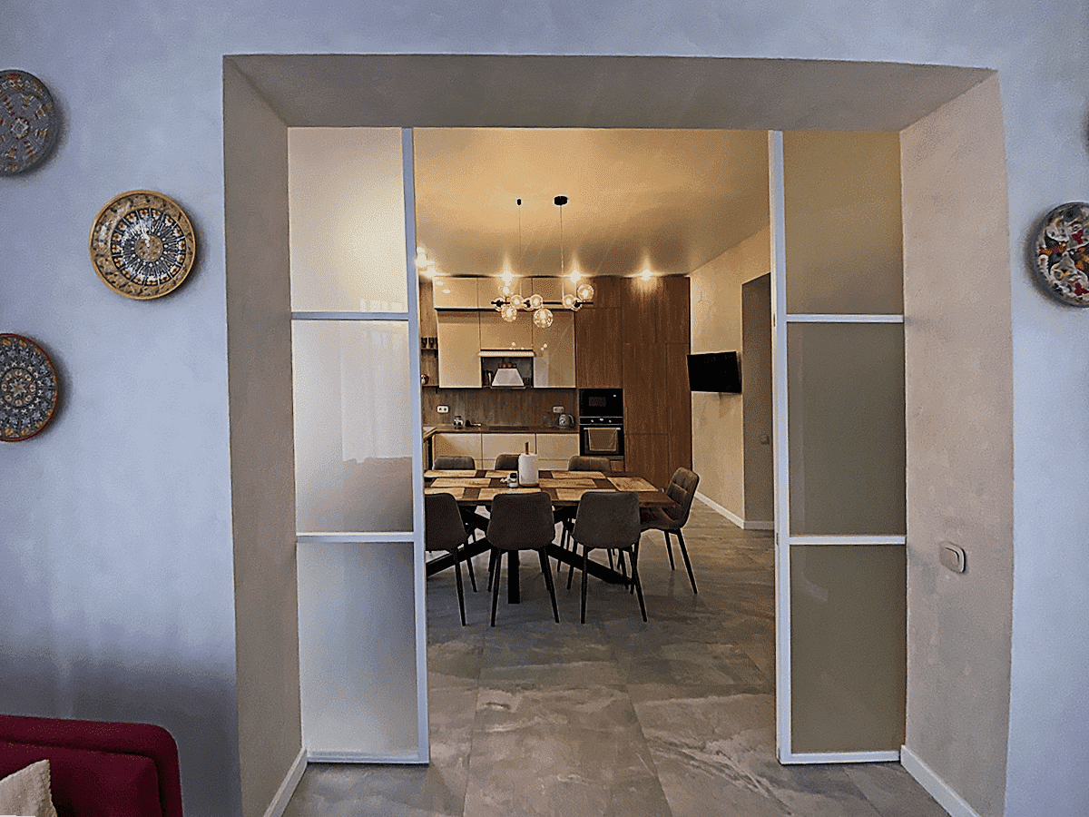 Раздвижные двери-купе для гардеробной ниши