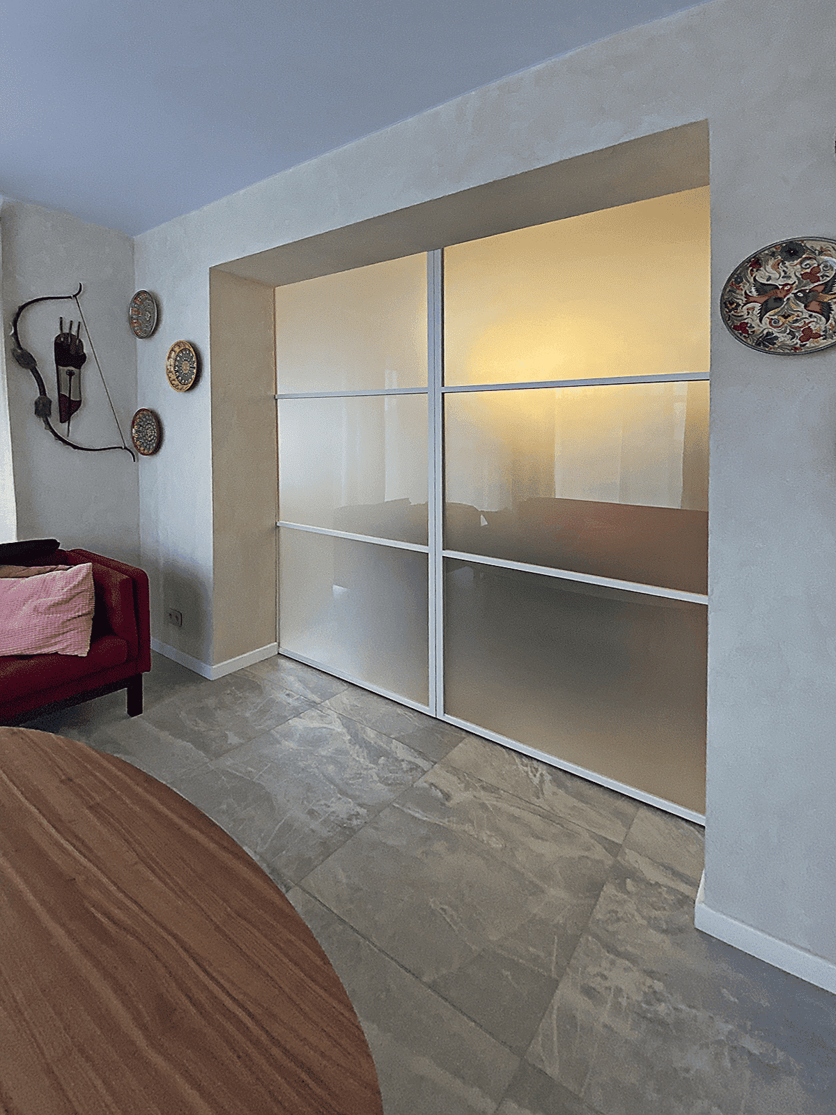 Раздвижные перегородки в гардеробную комнату