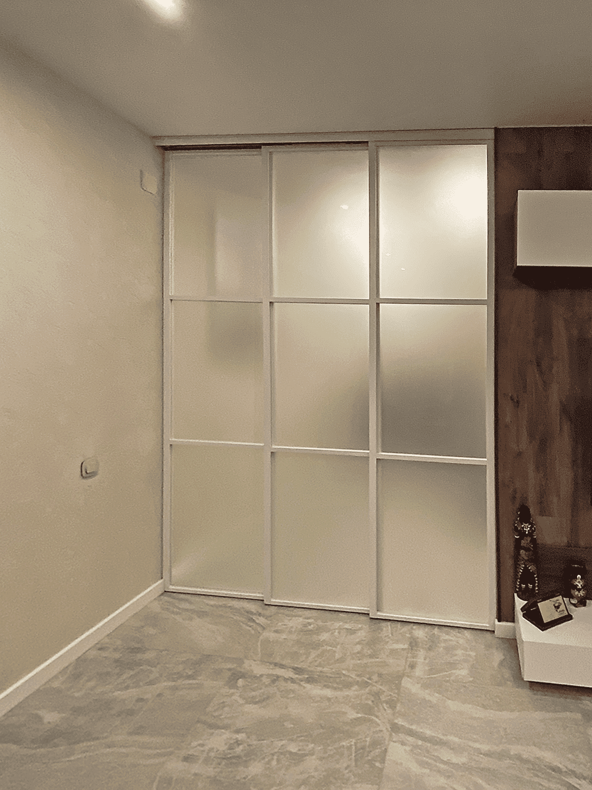 Стеклянные двери-купе для гардеробной комнаты