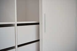 Широкий шкаф с RPS-системой для распашных дверей и LED-подсветкой