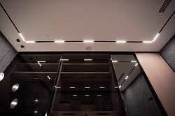 Подвесная перегородка для прихожей с немецким профилем и стеклянным наполнением