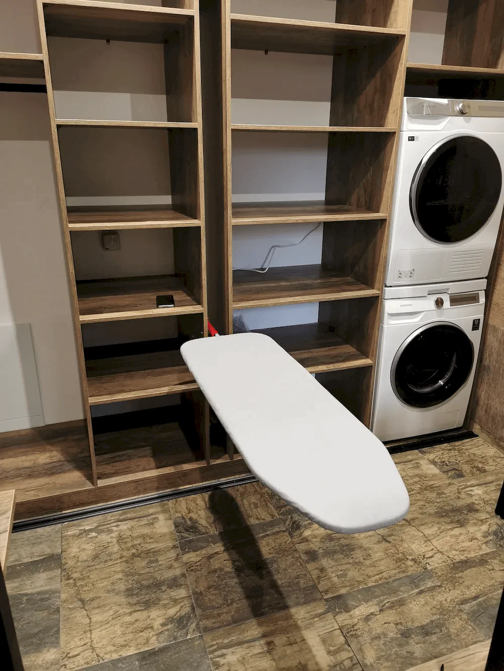 Гардеробная система VITRA Alum для стильного хранения одежды и аксессуаров