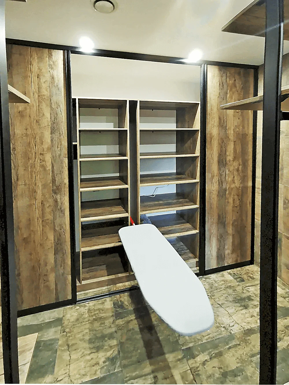 Гардеробная система VITRA Alum для стильного хранения одежды и аксессуаров