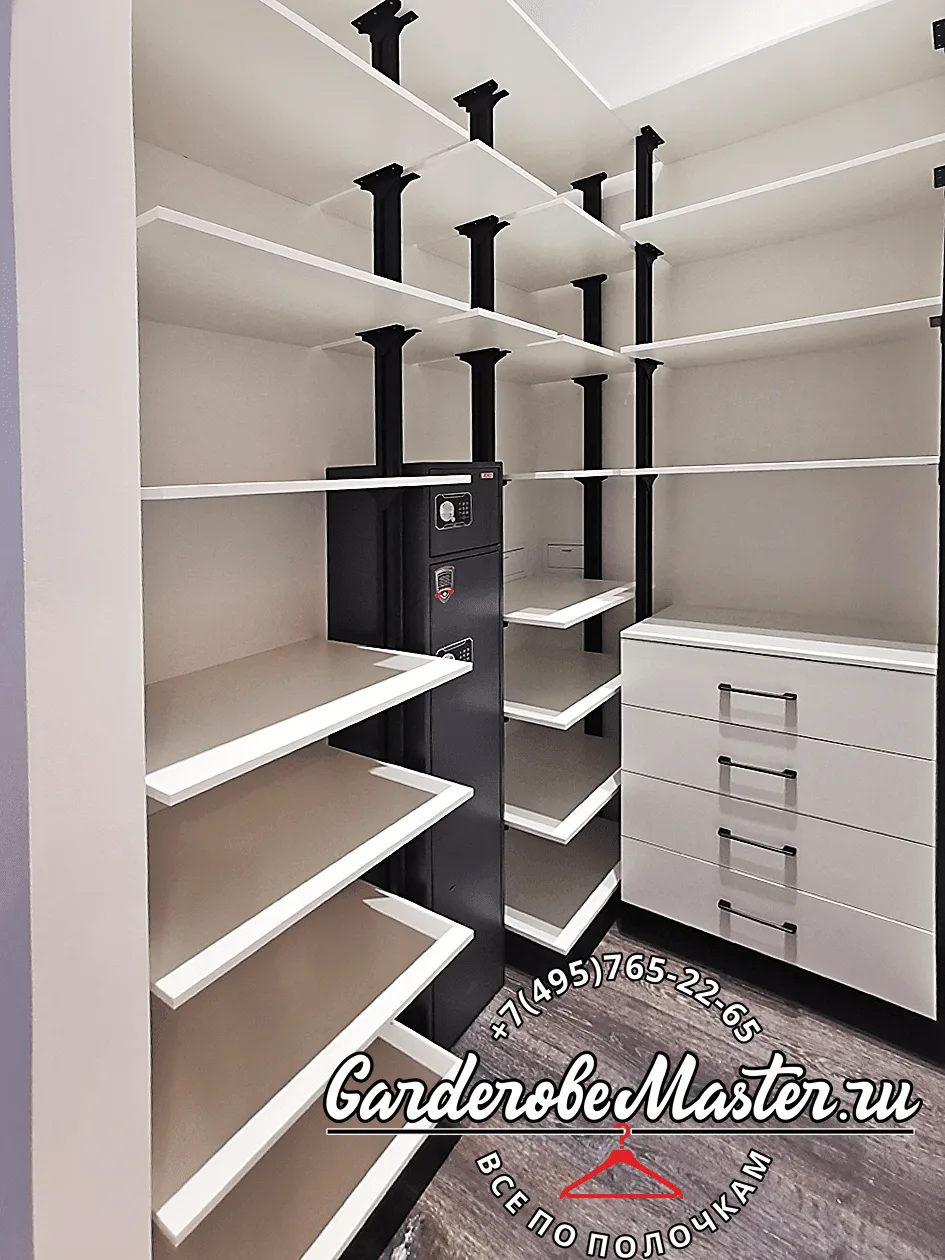 Гардеробная система Stilos Gold на стойках для стильного хранения одежды