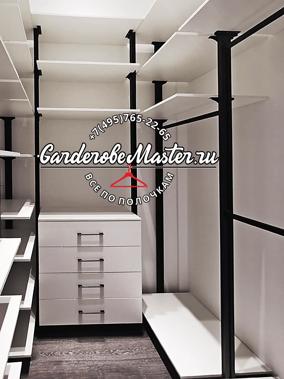 Гардеробная система Stilos Gold на стойках для стильного хранения одежды