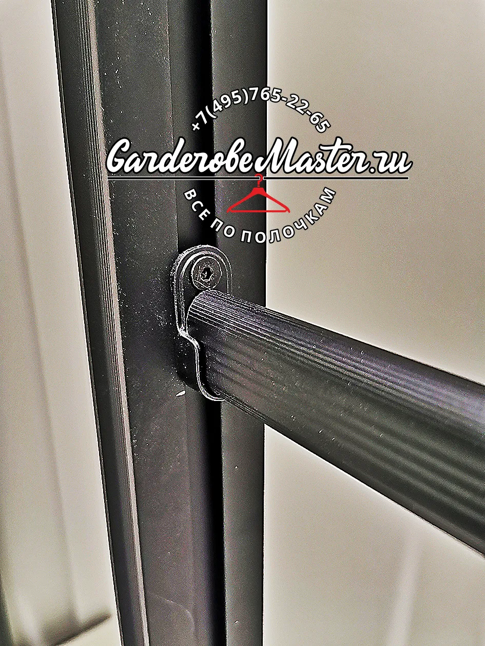 Гардеробная система Stilos Gold на стойках для стильного хранения одежды