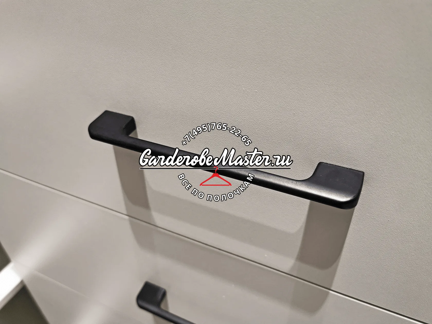 Гардеробная система Stilos Gold на стойках для стильного хранения одежды