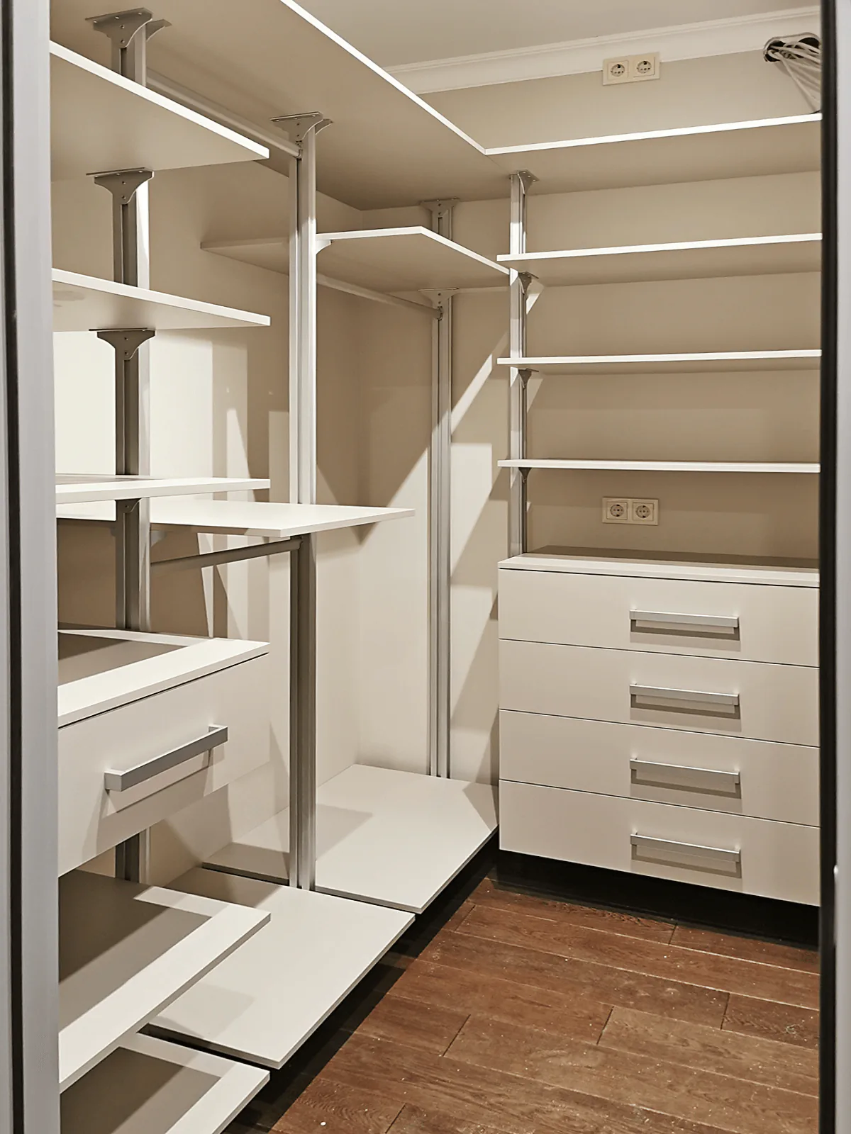 Гардеробная система Stilos Alum для мансарды с индивидуальным дизайном