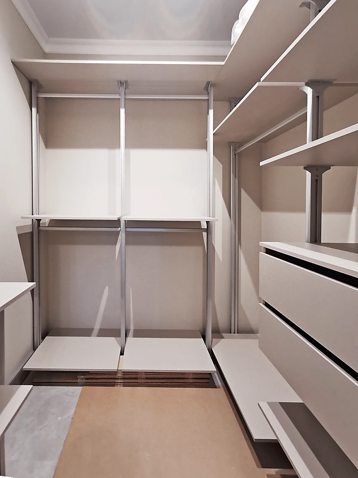 Гардеробная система Stilos Alum с дверями купе для стильного хранения вещей