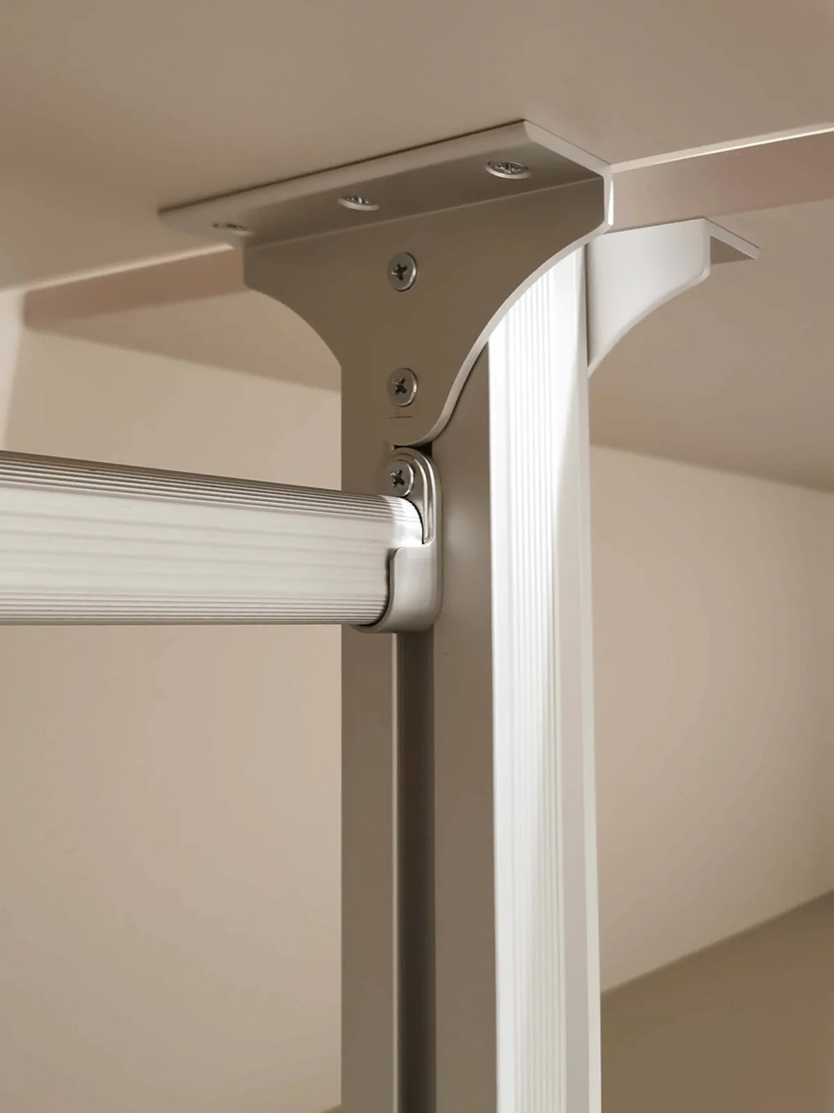 Гардеробная система Stilos Alum с дверями купе для стильного хранения вещей