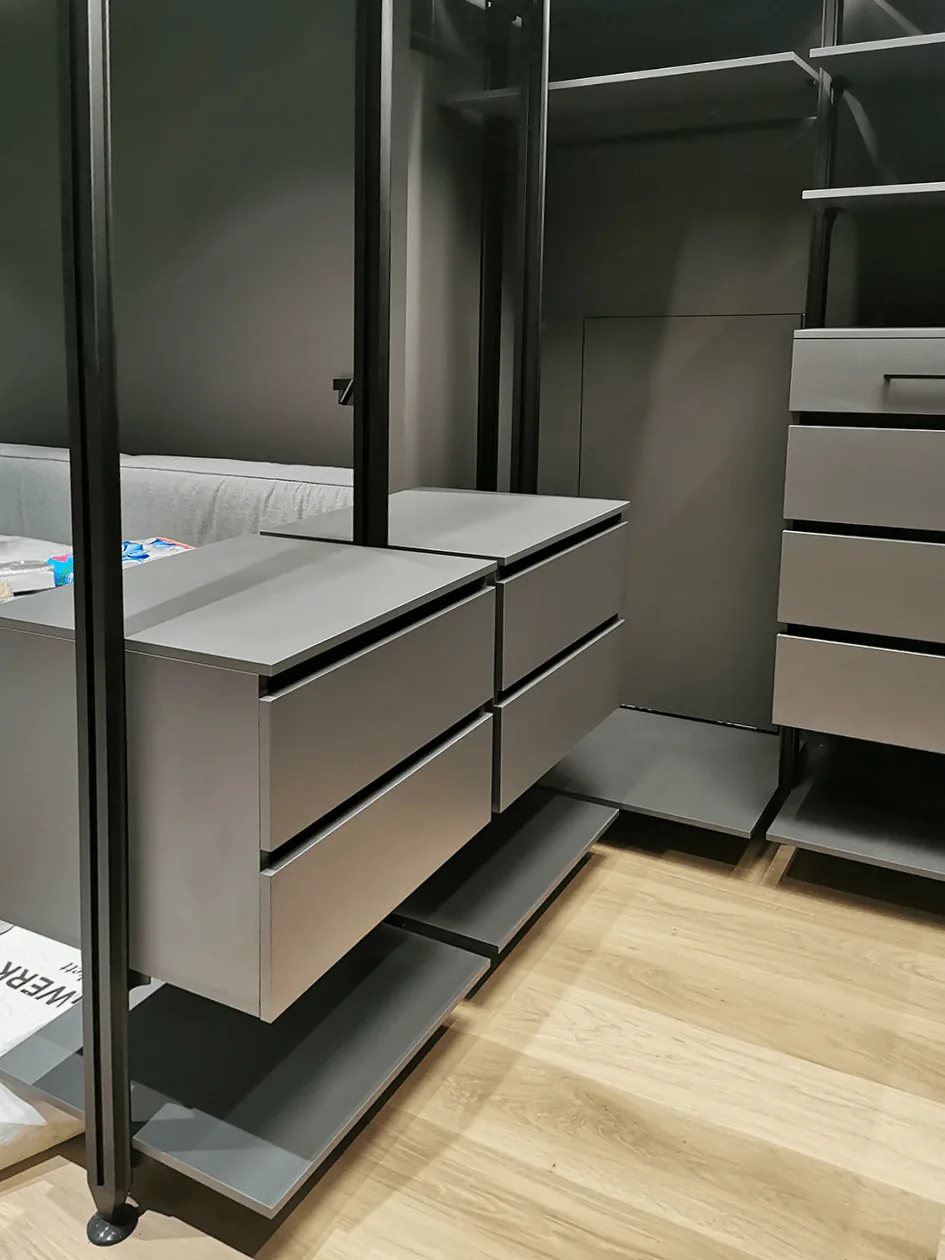 Гардеробная система VITRA Black из алюминиевых профилей для стильного хранения вещей