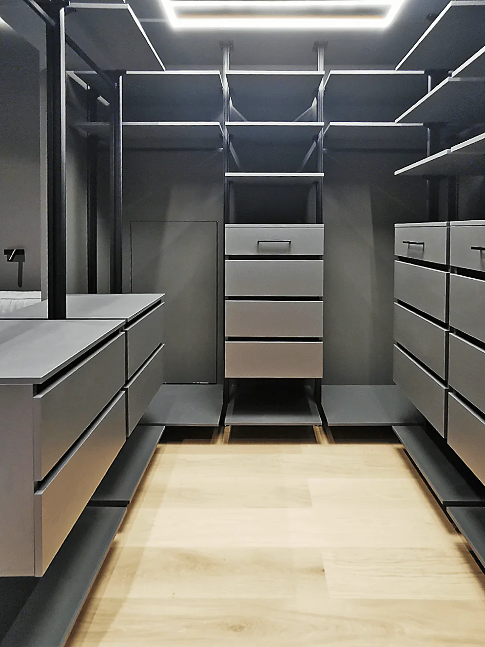 Гардеробная система VITRA Black из алюминиевых профилей для стильного хранения вещей