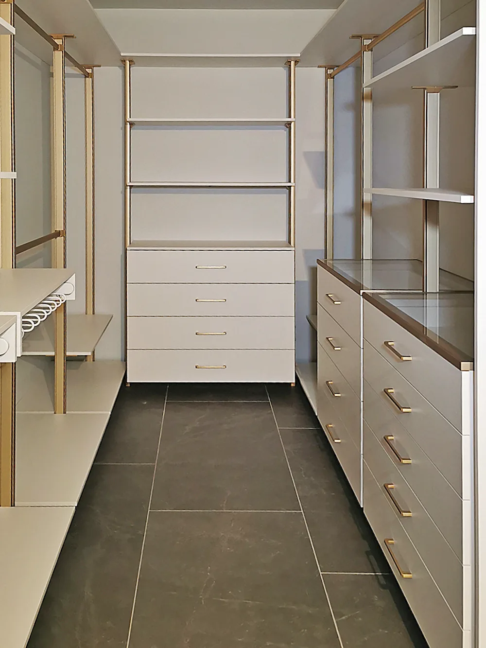 Гардеробная на мансарде SLIM ALUM с индивидуальным дизайном и качественной фурнитурой