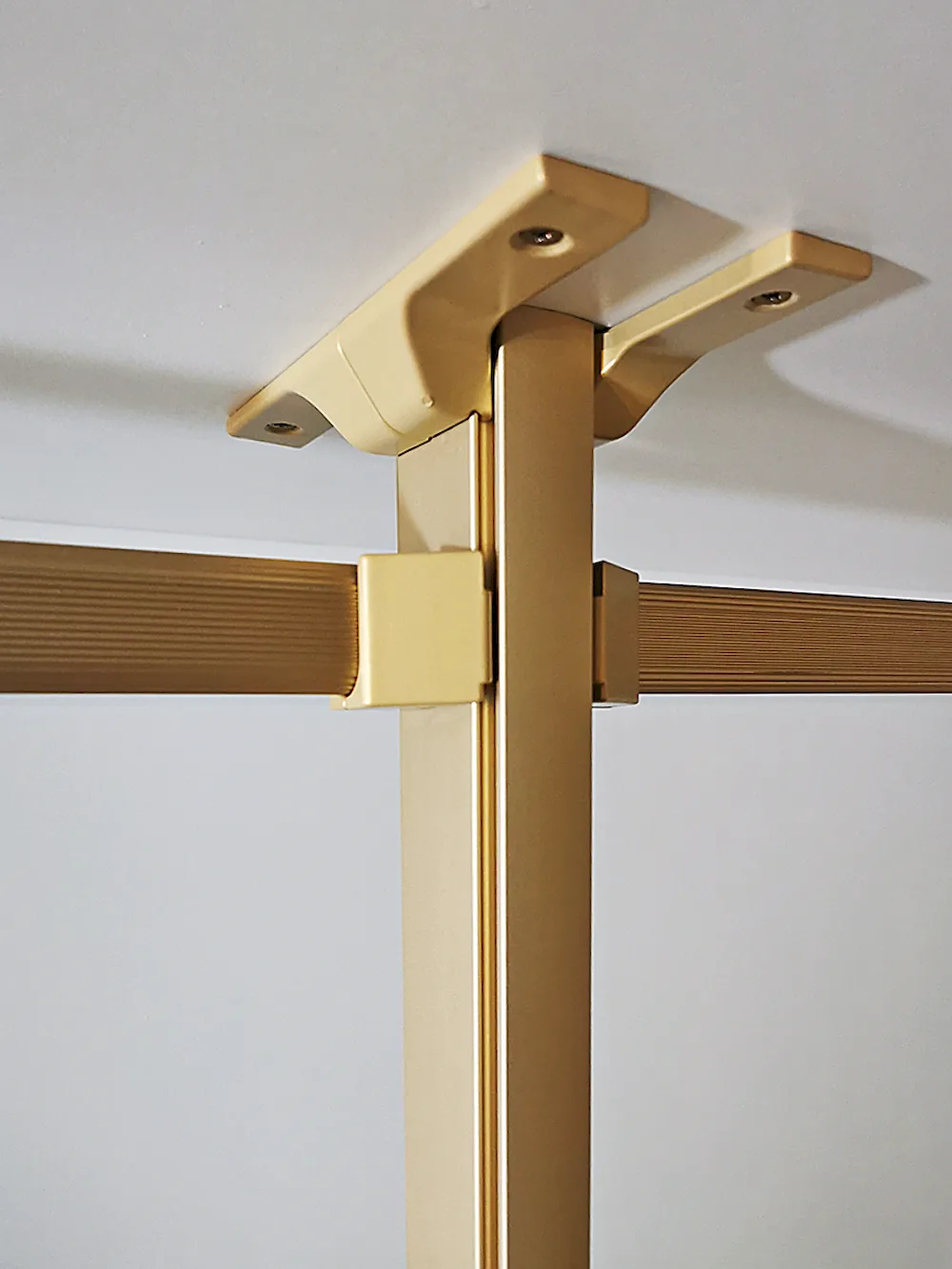 Гардеробная на мансарде SLIM ALUM с индивидуальным дизайном и качественной фурнитурой