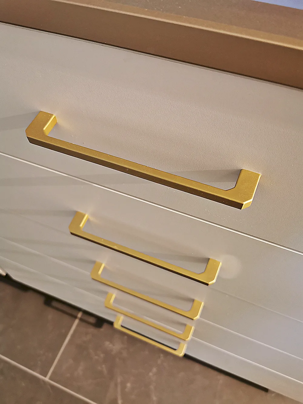 Гардеробная на мансарде SLIM ALUM с индивидуальным дизайном и качественной фурнитурой