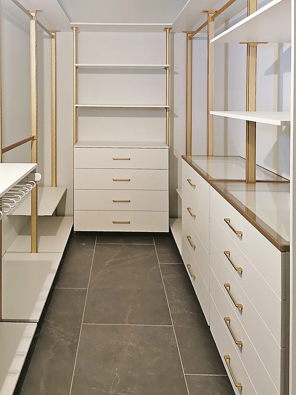Гардеробная на мансарде SLIM ALUM с индивидуальным дизайном и качественной фурнитурой