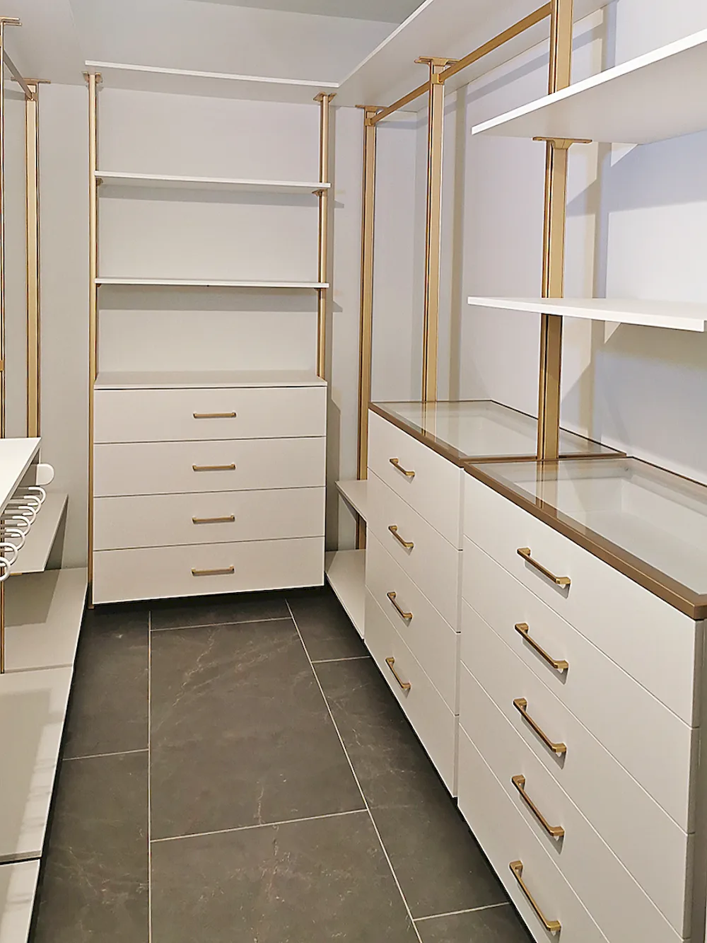 Гардеробная на мансарде SLIM ALUM с индивидуальным дизайном и качественной фурнитурой