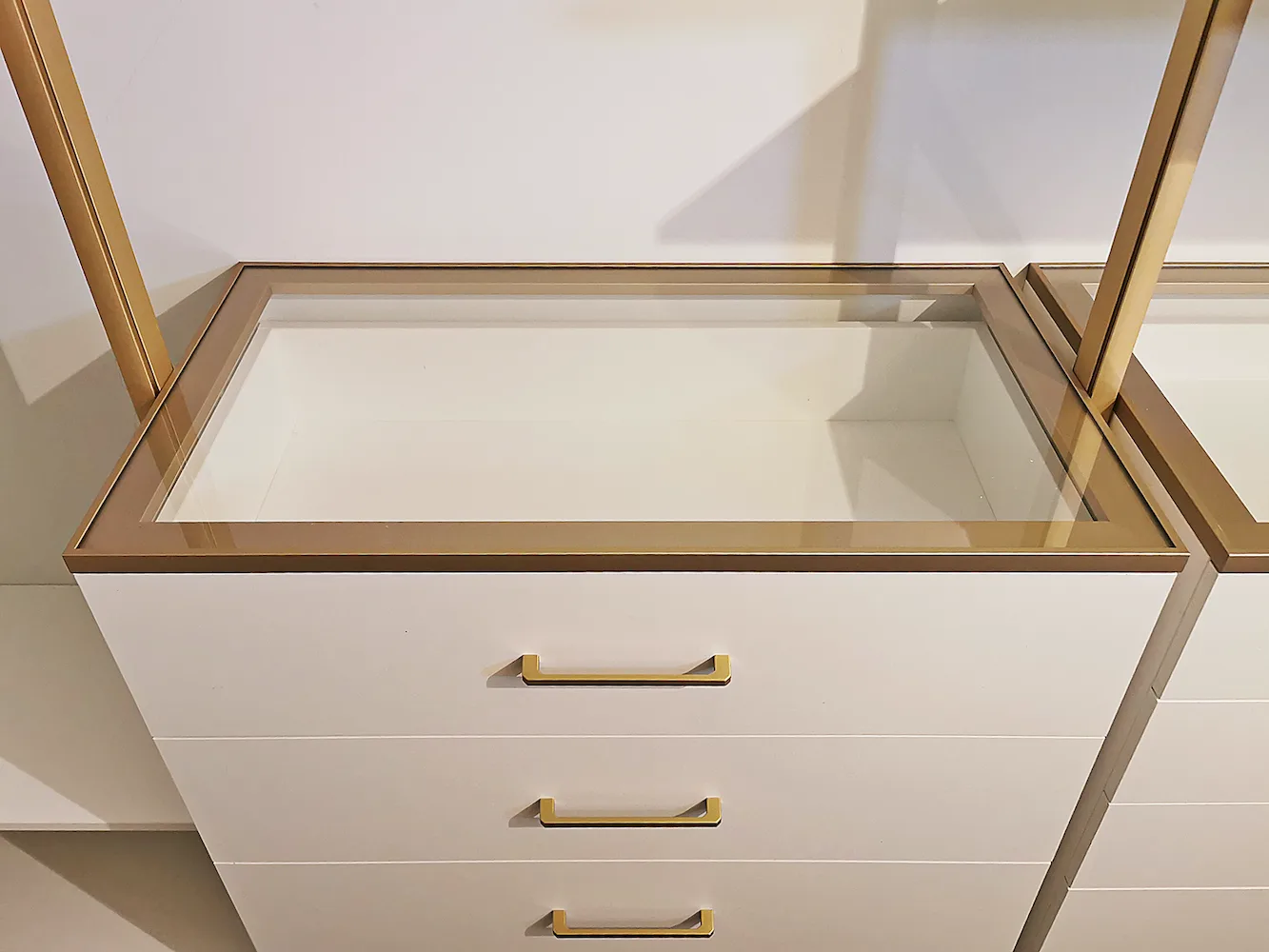 Гардеробная на мансарде SLIM ALUM с индивидуальным дизайном и качественной фурнитурой