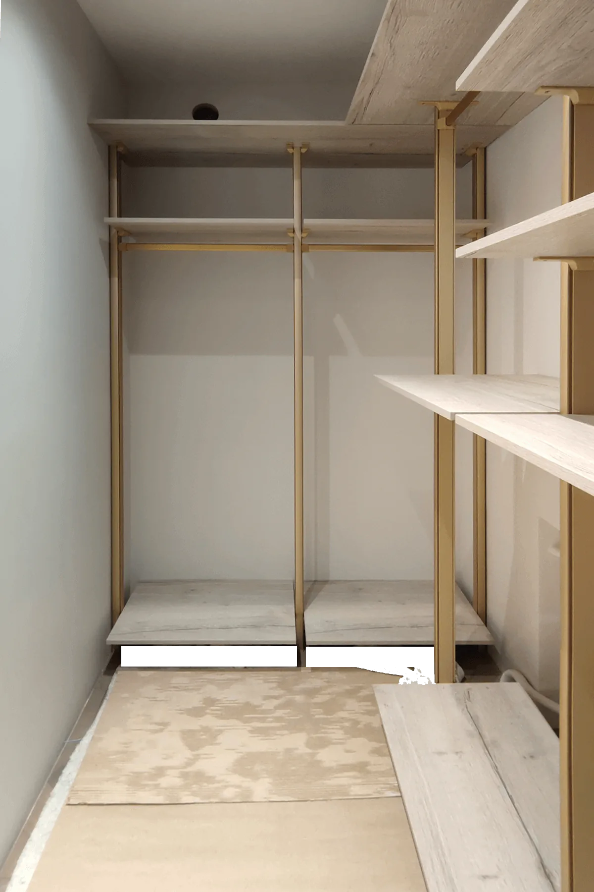 Гардеробная система Vitra Black с алюминиевыми профилями и индивидуальным дизайном