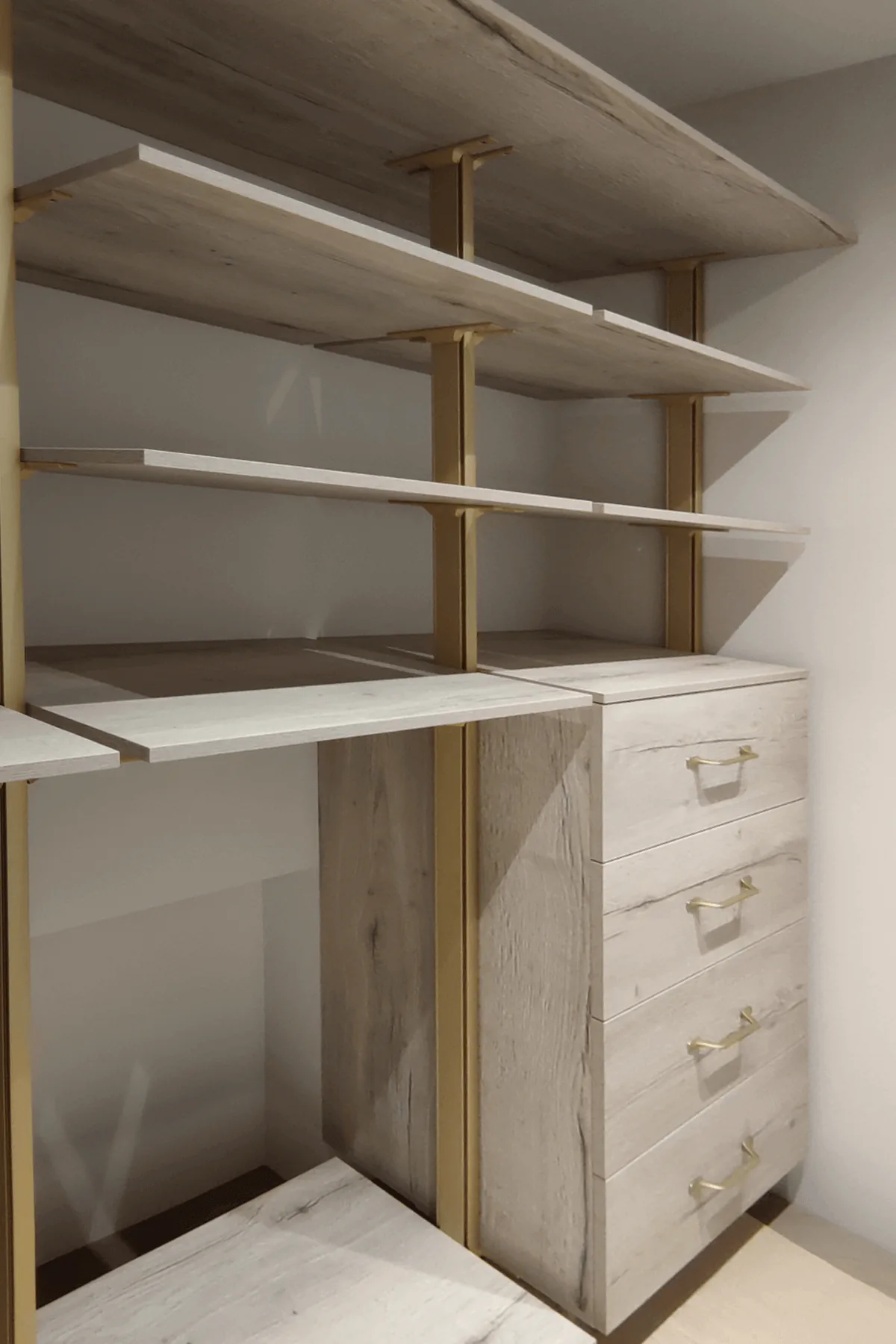 Гардеробная система Vitra Black с алюминиевыми профилями и индивидуальным дизайном