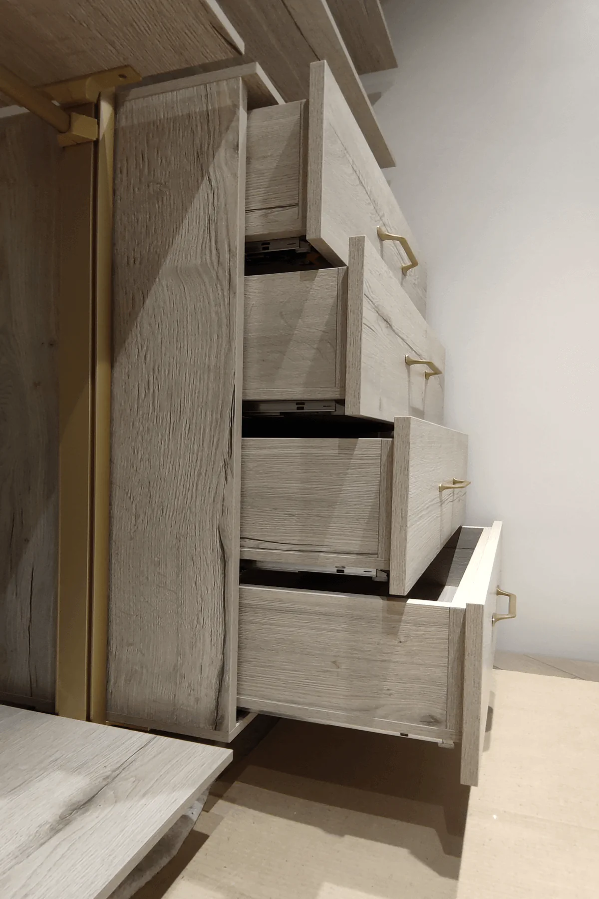 Гардеробная система Vitra Black с алюминиевыми профилями и индивидуальным дизайном