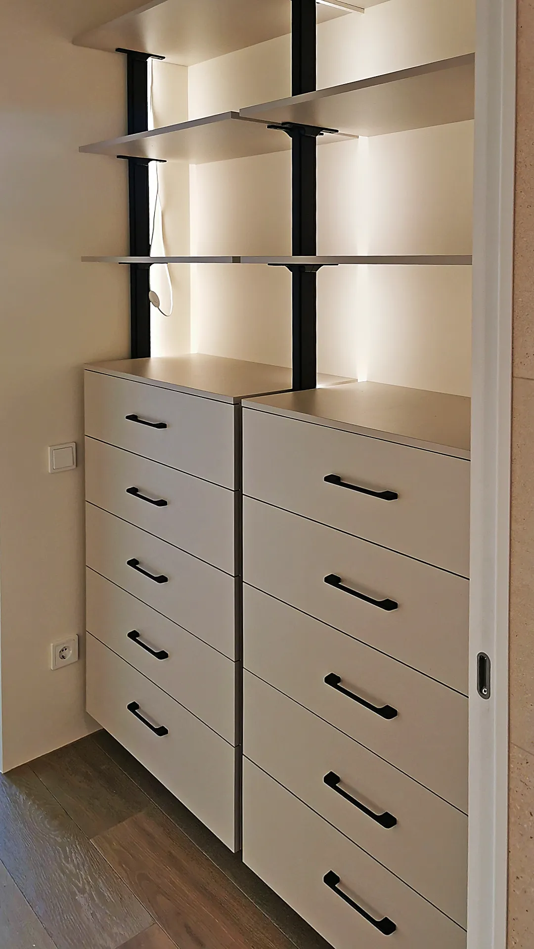 Гардеробная система на стойках Vitra Black с индивидуальным выбором цвета и фурнитуры