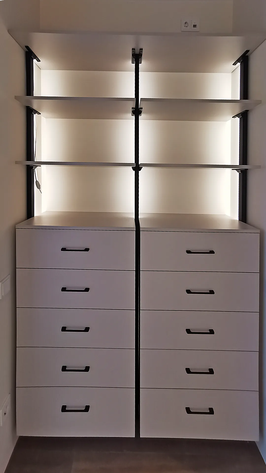 Гардеробная система на стойках Vitra Black с индивидуальным выбором цвета и фурнитуры