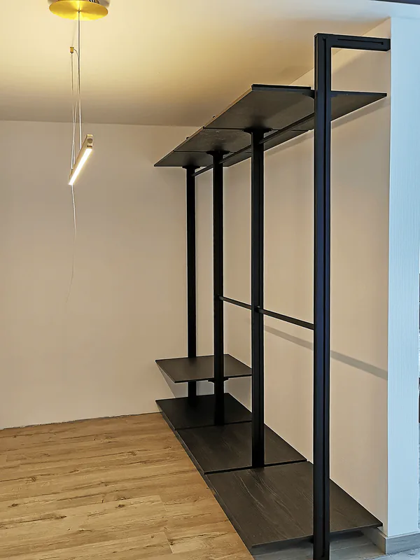 Гардеробная система Vitra Black на алюминиевых стойках для стильного хранения одежды