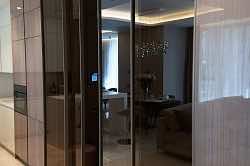 Межкомнатная раздвижная перегородка для зонирования гостиной без нижней направляющей