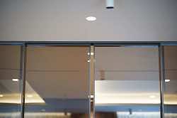 Межкомнатная раздвижная перегородка для зонирования гостиной без нижней направляющей